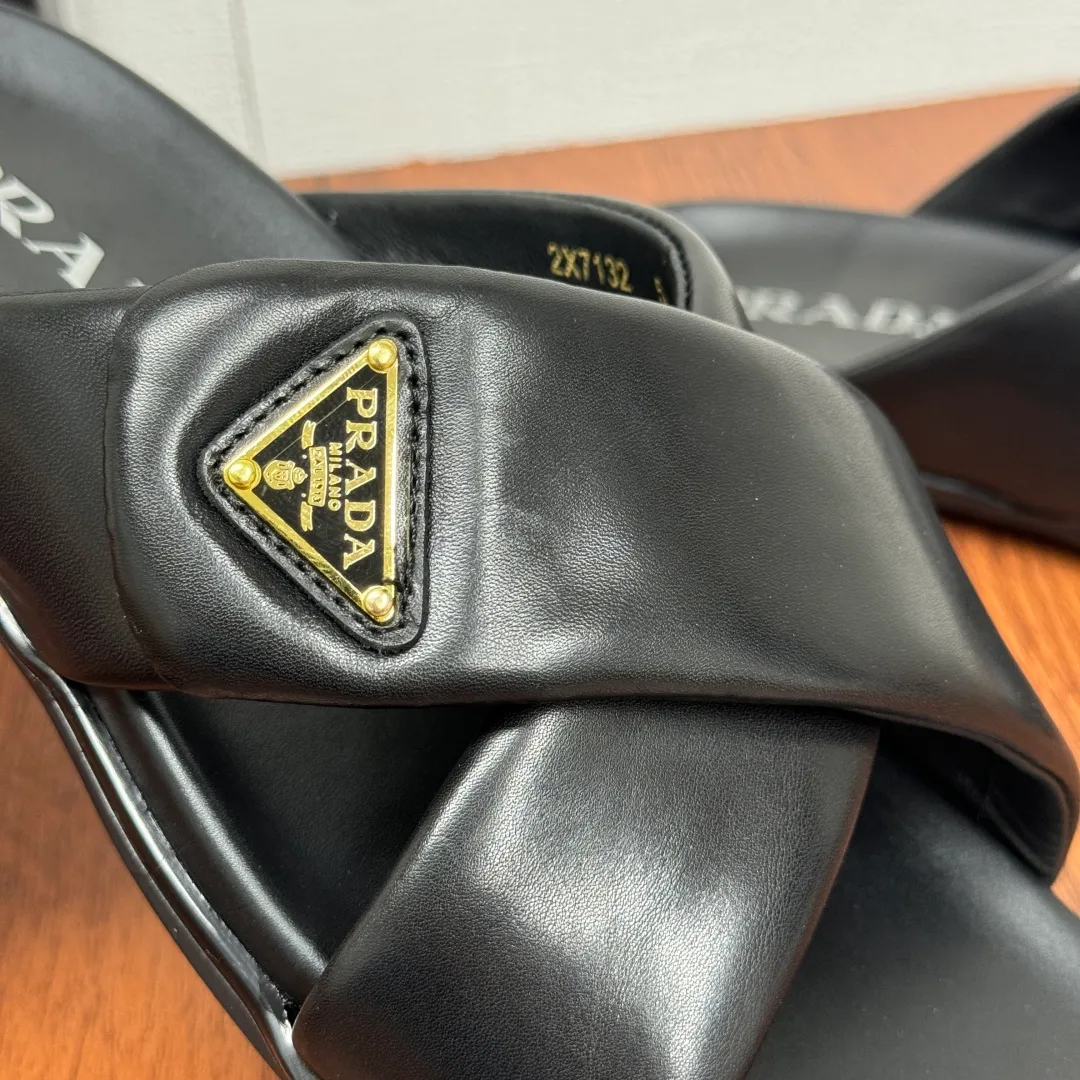 Batch 580 Prada/Prada's new men's leather cross slippers. Velcro closure can finely adjust the size. Calf leather light luxury slippers. Thick soft calf leather wraps the upper. Fat but soft rubber lazy style, soft and comfortable, excellent foot feel. Genuine leather bottom layer, cross style, with a Velcro closure buckle, easy to adjust the appropriate size, and a perfect fit for the wearing experience. The enamel gold triangle logo highlights the brand's classic features. Lightweight rubber thin sole, high foot comfort! Complete package! Size: 39-40-41-42-43-44-45 Leather shoe size Item number: 2X7132 Black